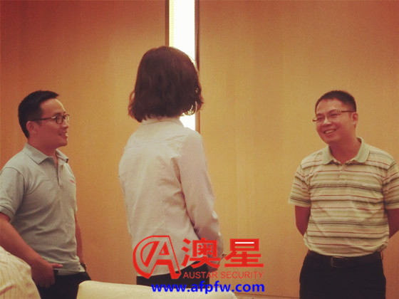 博世防盗报警及对讲系统华南区一级代理广州澳星余应明先生与博世工作人员愉快交谈
